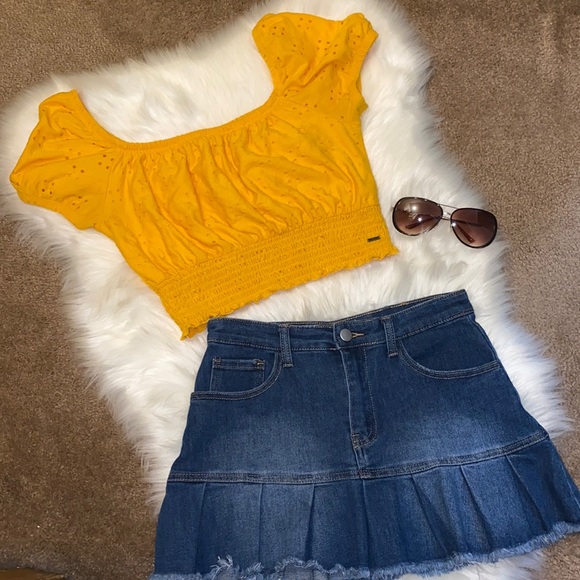 3 for $15 🌸Cute crop top - Picture 2 of 7